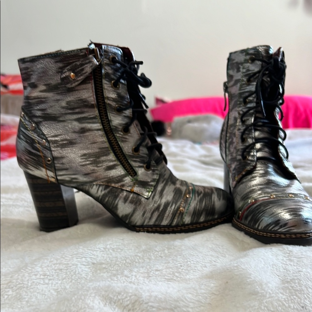 L’Artiste Metalluc  Gray Lace Up Boots